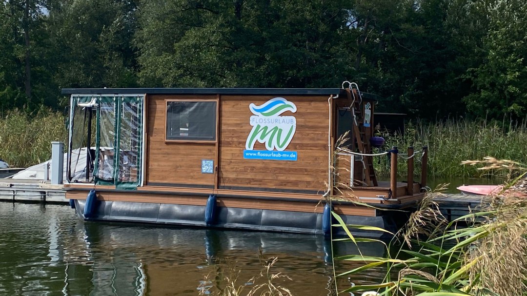 wetterunabhängiges Floß, © Flossurlaub MV wetterunabhängiges Floß, © Flossurlaub MV