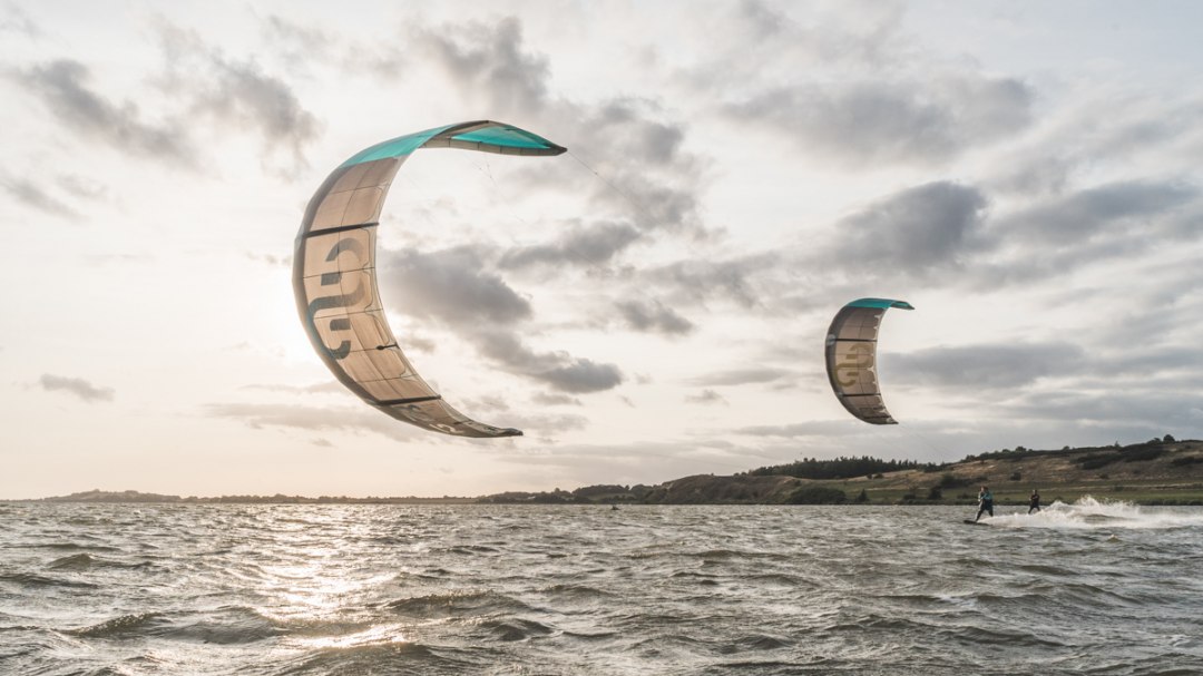 Kitesurfer bei Sonnenuntergang, © ProBoarding Kitesurfer bei Sonnenuntergang, © ProBoarding