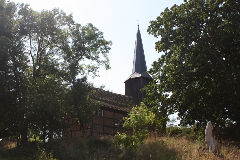 Seitenansicht der Fachwerkkirche // &copy; Mecklenburgische Kleinseenplatte Touristik GmbH