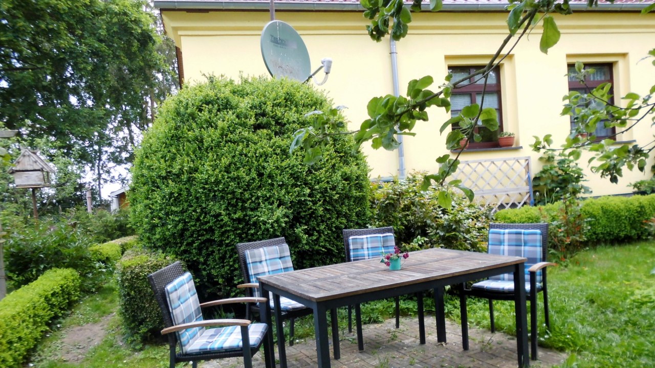 Verschiedene Sitzecken im Garten laden zum verweilen ein // &copy; Birgit Possehl