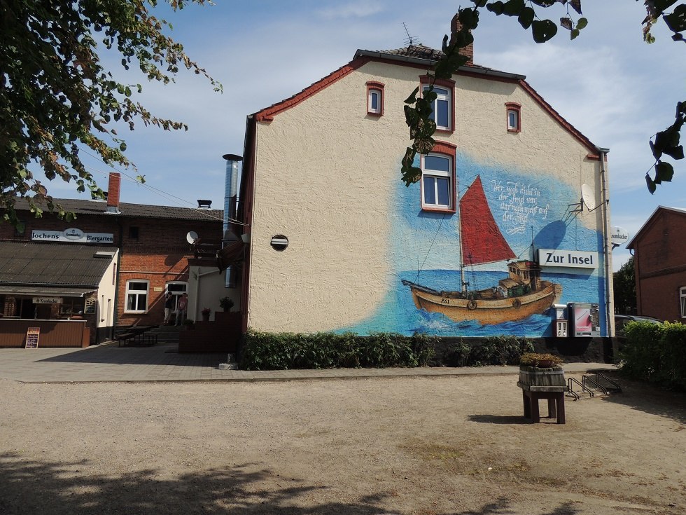 Zicht op de huismuur vanuit de biertuin // © Kurverwaltung Insel Poel Zicht op de huismuur vanuit de biertuin // © Kurverwaltung Insel Poel