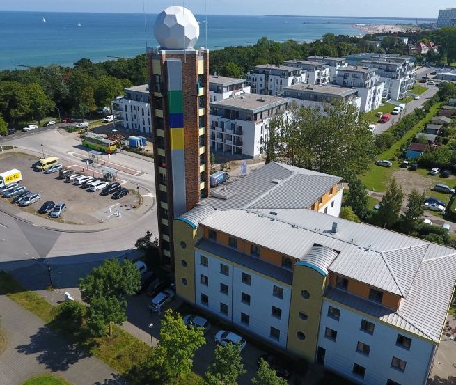 Vandrerhjemmet i Warnem&uuml;nde ligger lige ved stranden i det popul&aelig;re &Oslash;sters&oslash;bad. // &copy; DJH MV