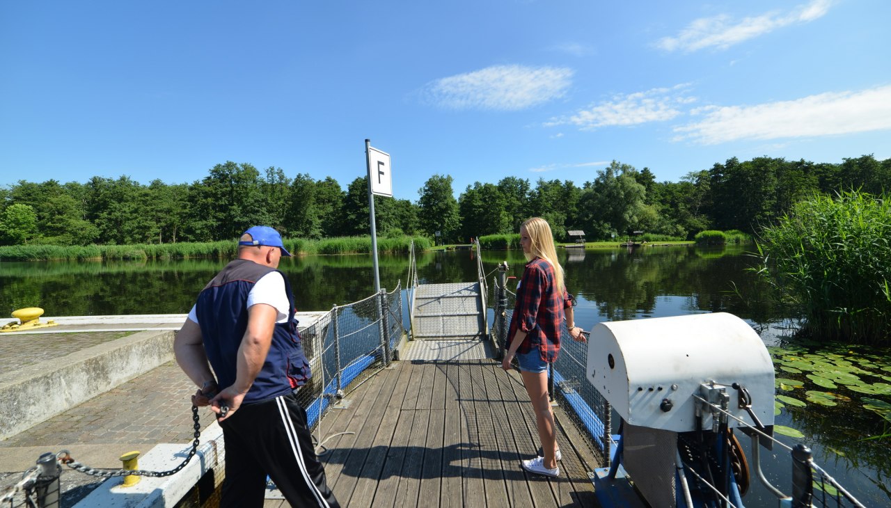 Een snelle trip naar de andere oever van de Peene met de passagiers- en fietsveerboot, © Holger Martens Een snelle trip naar de andere oever van de Peene met de passagiers- en fietsveerboot, © Holger Martens