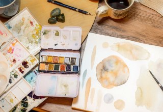 Symbolfoto | Malen mit Aquarellfarben im Pavillon // &copy; Foto von Sarah Brown auf Unsplash