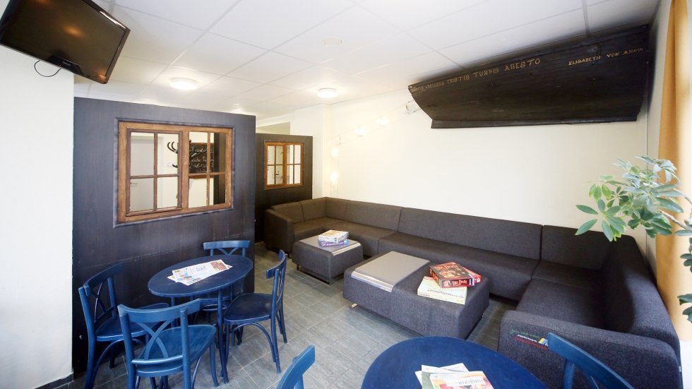 Maritieme flair in de lounge met uitzicht op de strandboulevard, &copy; DJH MV / Danny Gohlke