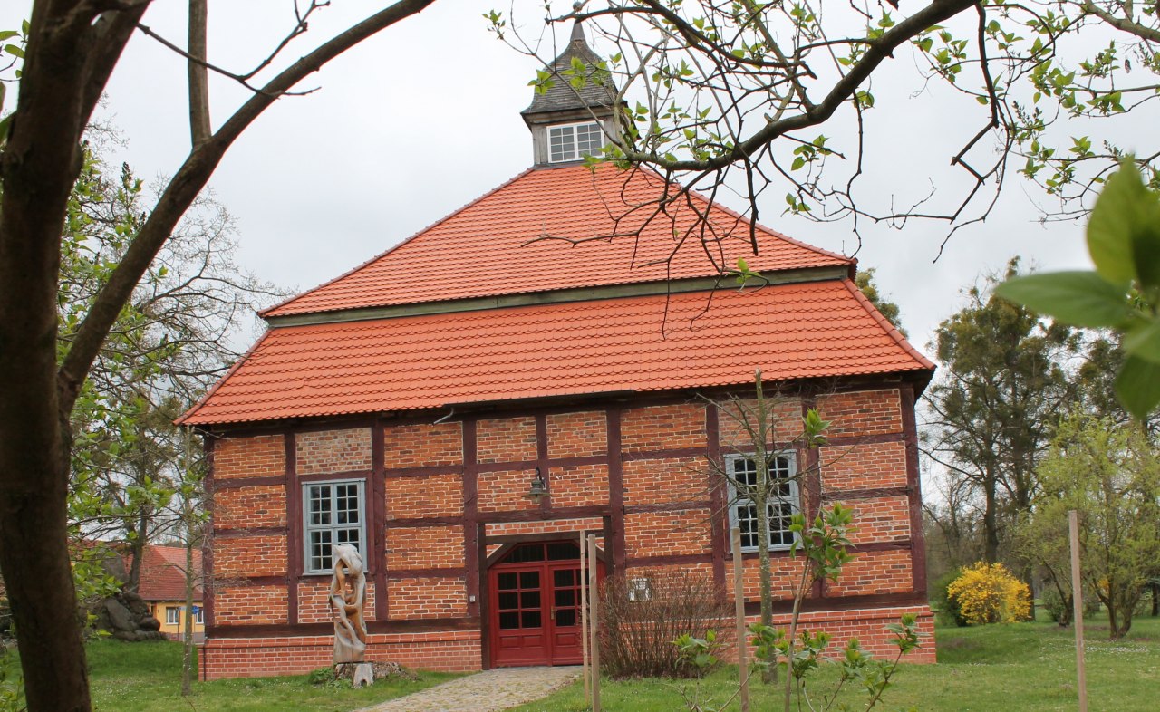 Ein beliebter Treffpunkt bei Kunstfreunden: die Rempliner Kunstkapelle. // &copy; Thomas Koch