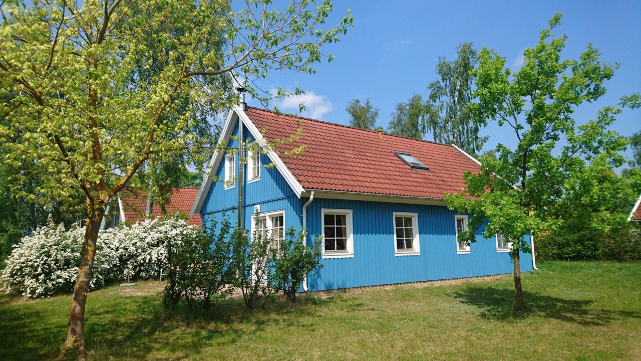 Farbenfrohe Ferienhäuser, zum Teil auch mit Kamin // © Juliane Duwe / Müritzparadies GmbH Farbenfrohe Ferienhäuser, zum Teil auch mit Kamin // © Juliane Duwe / Müritzparadies GmbH