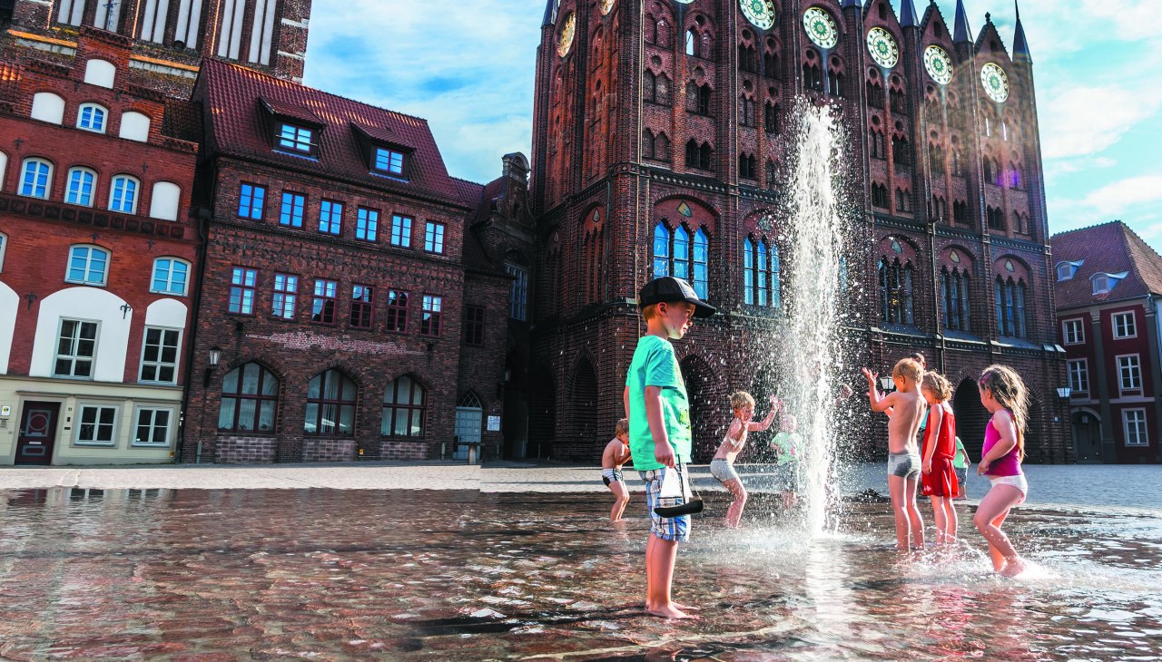 Kinder vor Stralsunder Rathaus, © hartdirection.de Kinder vor Stralsunder Rathaus, © hartdirection.de