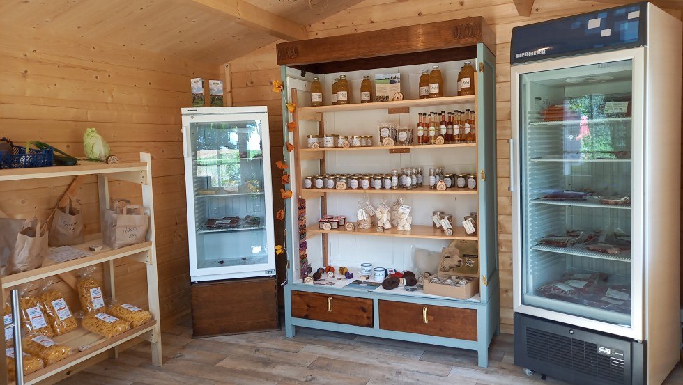 Hofeigene und regionale Produkte, liebevoll platziert im Hofladenhäuschen. // © Mirja Peitz Hofeigene und regionale Produkte, liebevoll platziert im Hofladenhäuschen. // © Mirja Peitz