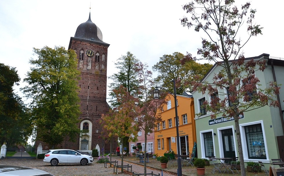 St. Jacobi Kirche in Gingst auf Rügen - Eingang -, © Tourismuszentrale Rügen St. Jacobi Kirche in Gingst auf Rügen - Eingang -, © Tourismuszentrale Rügen