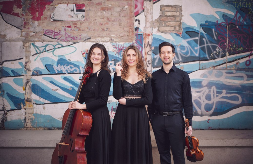 Roman Tulchynsky - Violine,
Marei Schibilsky - Violoncello,
Julia Stephan - Klavier, © Clara Evens Roman Tulchynsky - Violine,
Marei Schibilsky - Violoncello,
Julia Stephan - Klavier, © Clara Evens