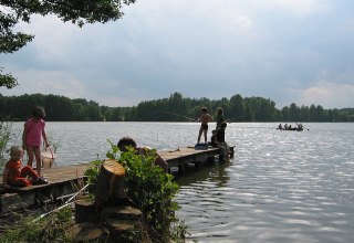 Angelnde Kinder am Steg des Hexenw&auml;ldchens am Jamelsee // &copy; Hexenw&auml;ldchen