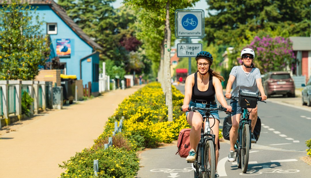 Mit dem Fahrrad auf dem Radweg durch Waren. // In Waren gibt’s eigene Fahrradstraßen // © MV-T/Tiemann Mit dem Fahrrad auf dem Radweg durch Waren.