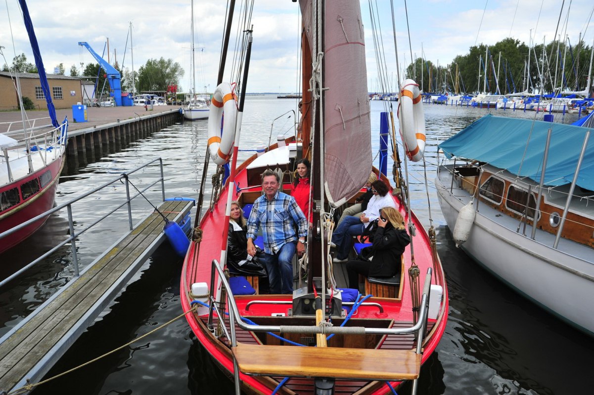 Zeesboot Ghost im Hafen von Mönkebude - Start zur Fahrt auf dem Stettiner Haff // © Holger Martens Zeesboot Ghost im Hafen von Mönkebude - Start zur Fahrt auf dem Stettiner Haff // © Holger Martens