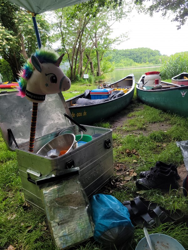 Das Einhorn muss als Gl&uuml;cksbringer immer mit auf Kanutour., &copy; KompassKiki