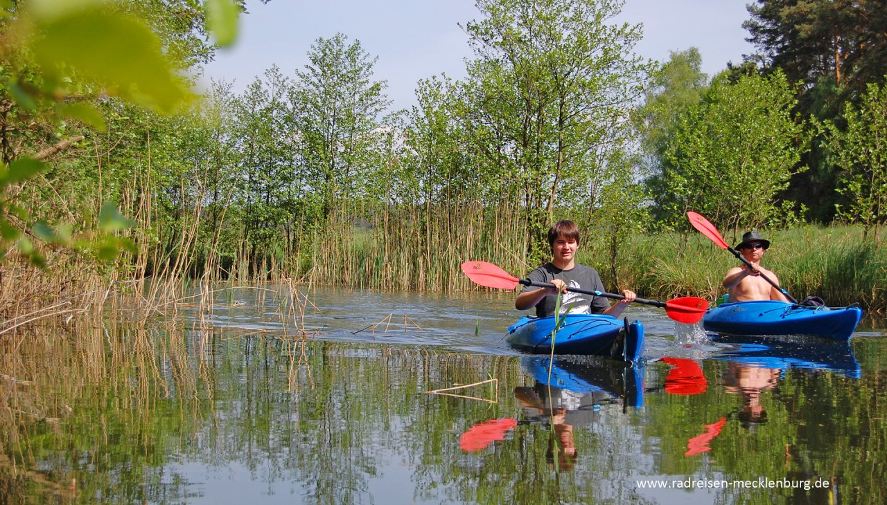Zwei Paddler im Kajak auf dem See., © Ralf Tetmeyer, radreisen-mecklenburg Zwei Paddler im Kajak auf dem See., © Ralf Tetmeyer, radreisen-mecklenburg