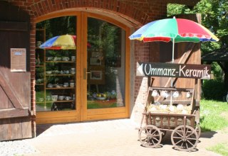 Der mit Keramik beladene Handwagen weist den Weg zum Laden der Töpferei // © Ummanz-Keramik/Schmorell Der mit Keramik beladene Handwagen weist den Weg zum Laden der Töpferei // © Ummanz-Keramik/Schmorell