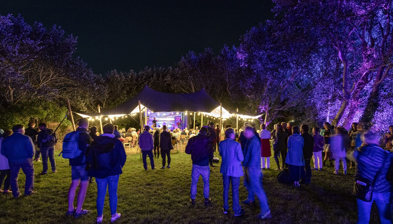 Evas Sommergarten bei der 21. Lange Nacht der Kunst 2021, © Kurverwaltung-Ahrenshoop · Foto Voigt u. Kranz UG Evas Sommergarten bei der 21. Lange Nacht der Kunst 2021, © Kurverwaltung-Ahrenshoop · Foto Voigt u. Kranz UG