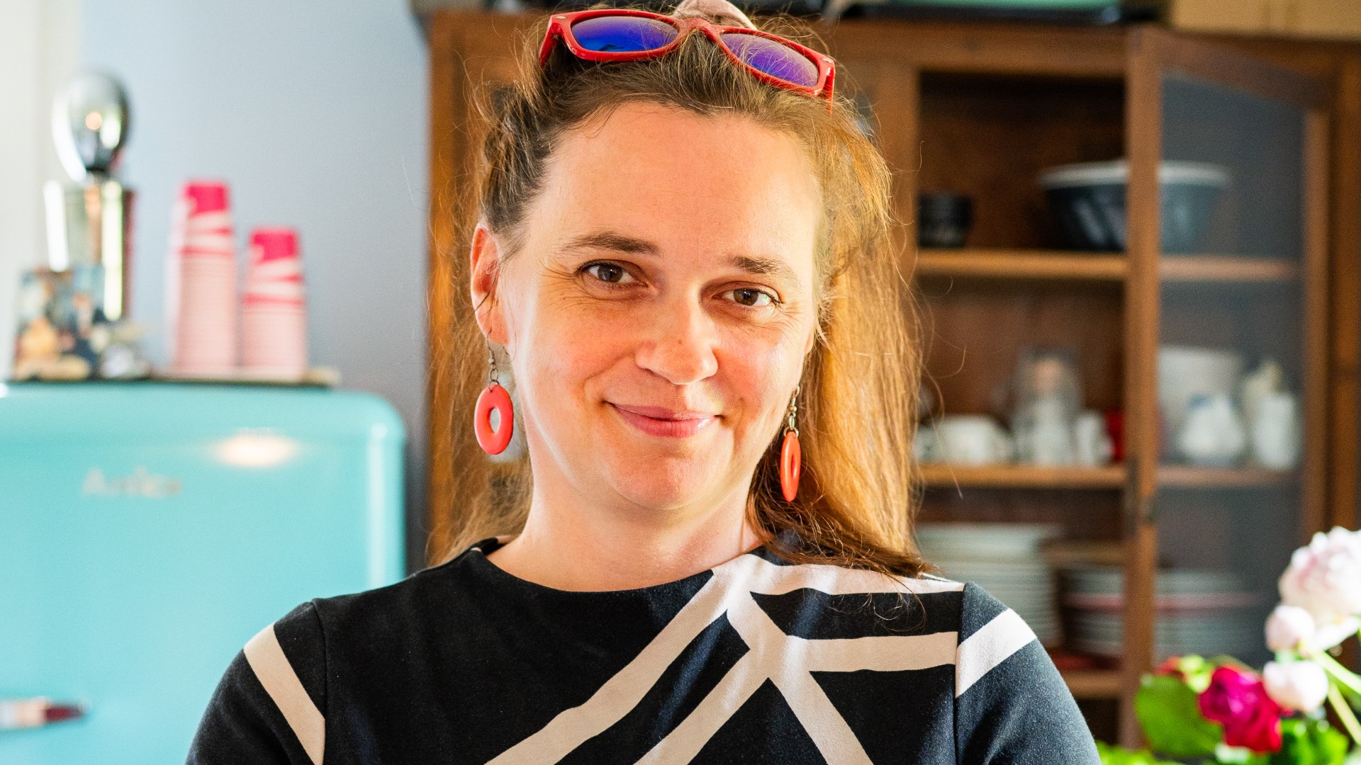 Der runde Napfkuchen ist Claudia Drosserts Spezialität. Jeden Tag backt sie mindestens zwei Stück für ihr Galeriecafé auf der Insel Poel., © TMV/Tiemann Portrait - Der runde Napfkuchen ist Claudia Drosserts Spezialität. Jeden Tag backt sie mindestens zwei Stück für ihr Galeriecafé auf der Insel Poel.