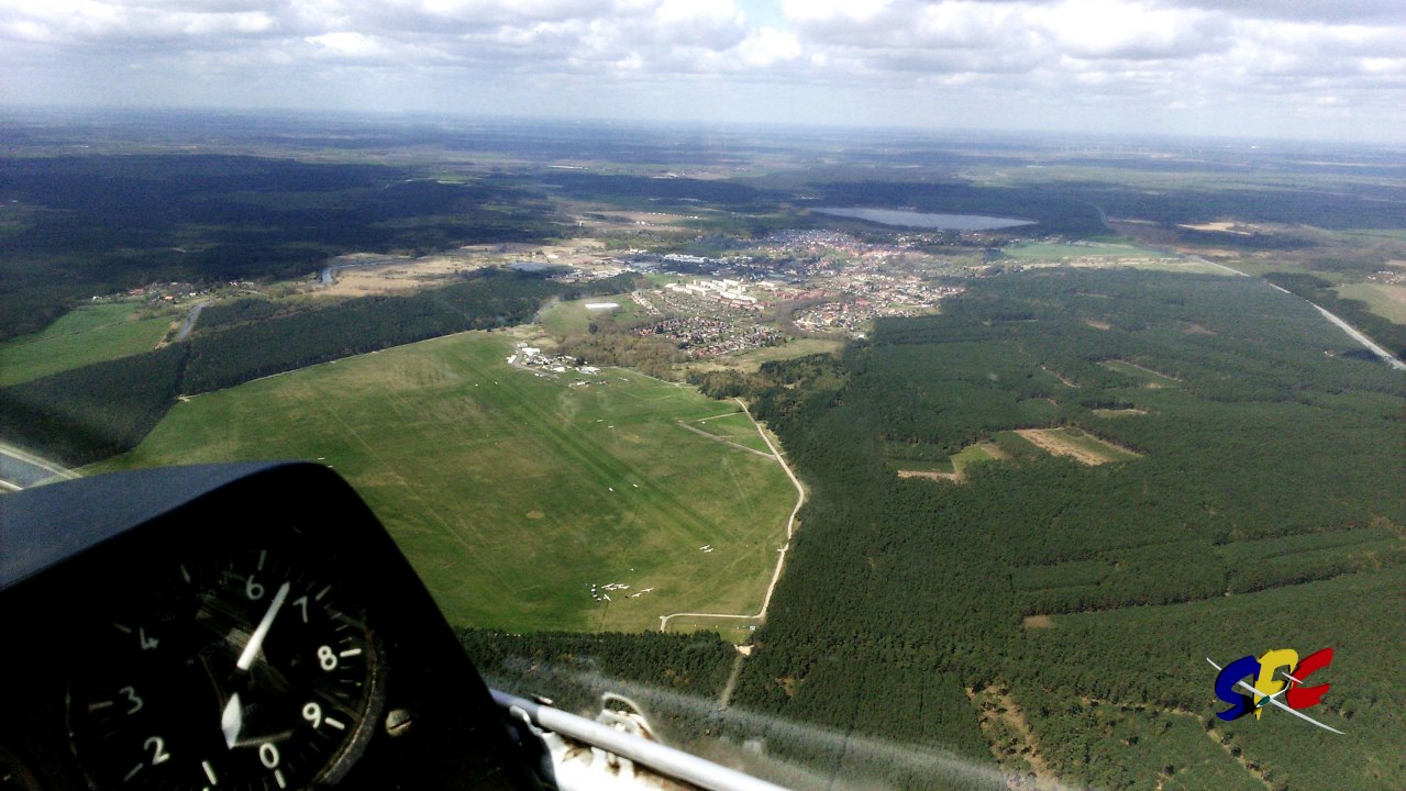 Uitzicht vanuit de cockpit. Links op de voorgrond ligt vliegveld Neustadt. Daarachter is de stad Neustadt-Glewe met het meer van Neustadt te zien. // © SFC Neustadt-Glewe Uitzicht vanuit de cockpit. Links op de voorgrond ligt vliegveld Neustadt. Daarachter is de stad Neustadt-Glewe met het meer van Neustadt te zien. // © SFC Neustadt-Glewe
