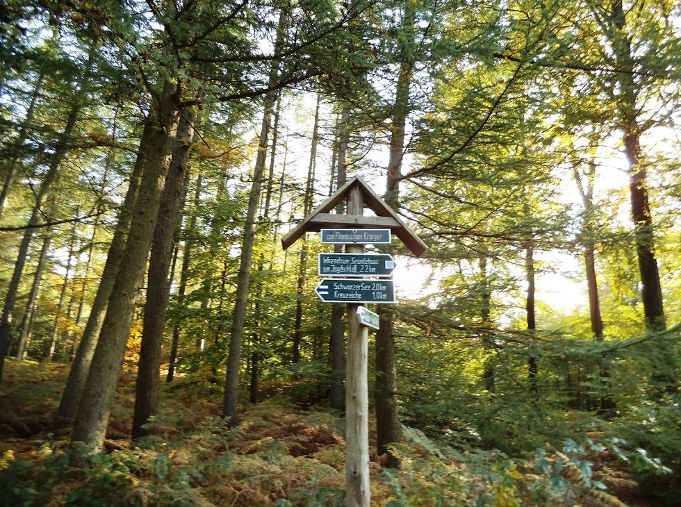 Wegweiser am Grabmal Finnischer Krieger, &copy; Tourismuszentrale R&uuml;gen