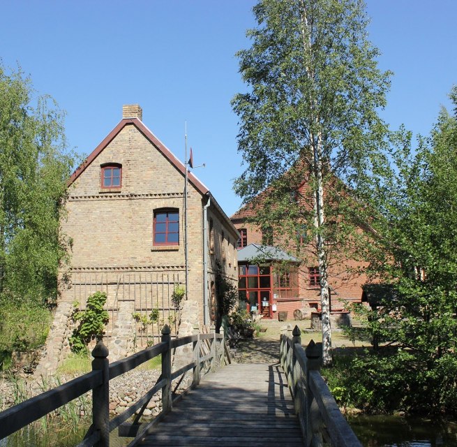 Die Wasserburg Liepen und das Gesindehaus kann man vom Park aus über eine kleine Holzbrücke erreichen., © Burmeister Die Wasserburg Liepen und das Gesindehaus kann man vom Park aus über eine kleine Holzbrücke erreichen., © Burmeister