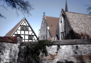 Blick von Süden auf Stadtmauer und Klostergebäude // © Geschichtswerkstatt Rostock e.V., Andreas Günther Blick von Süden auf Stadtmauer und Klostergebäude // © Geschichtswerkstatt Rostock e.V., Andreas Günther