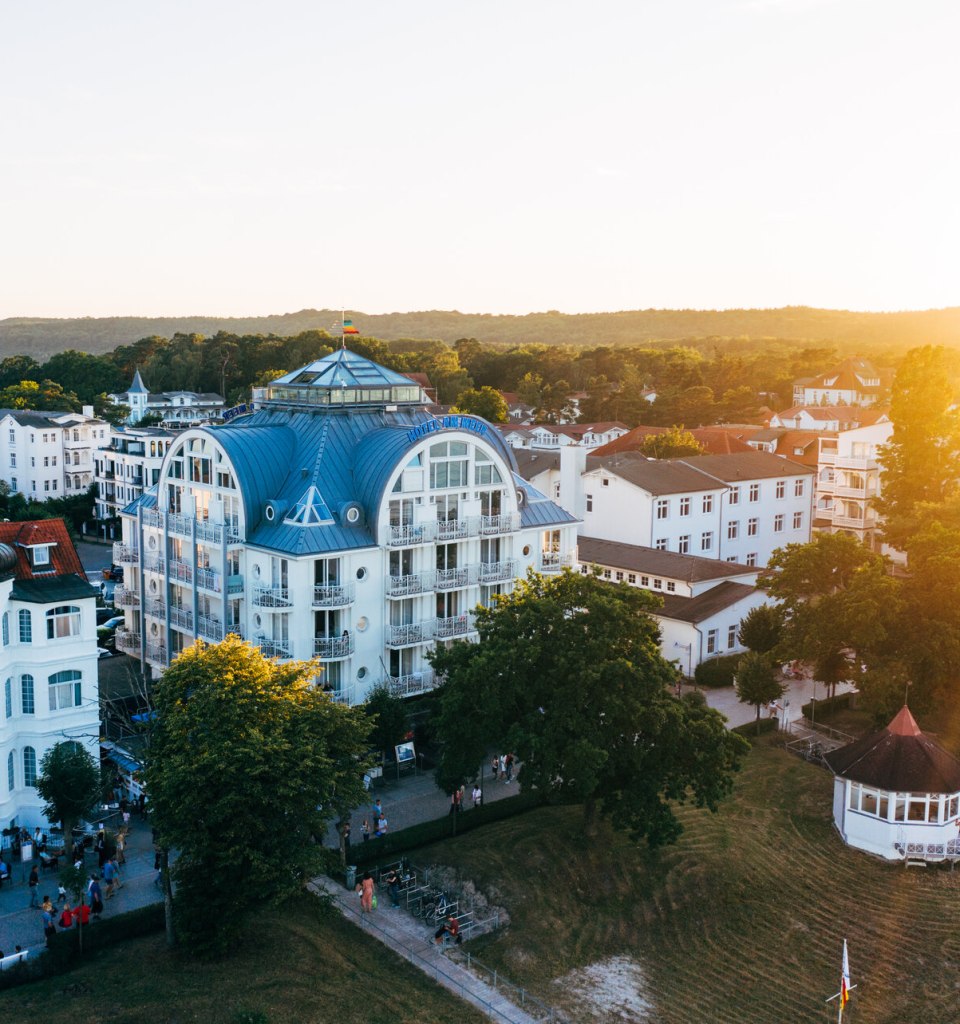 Das &quot;Hotel am Meer&quot; reizt mit seiner Nähe zum Ostseestrand, seinem Wellnessbereich und der Blue Moon Lounge mit Panoramablick auf dem Dach., © TMV/Friedrich