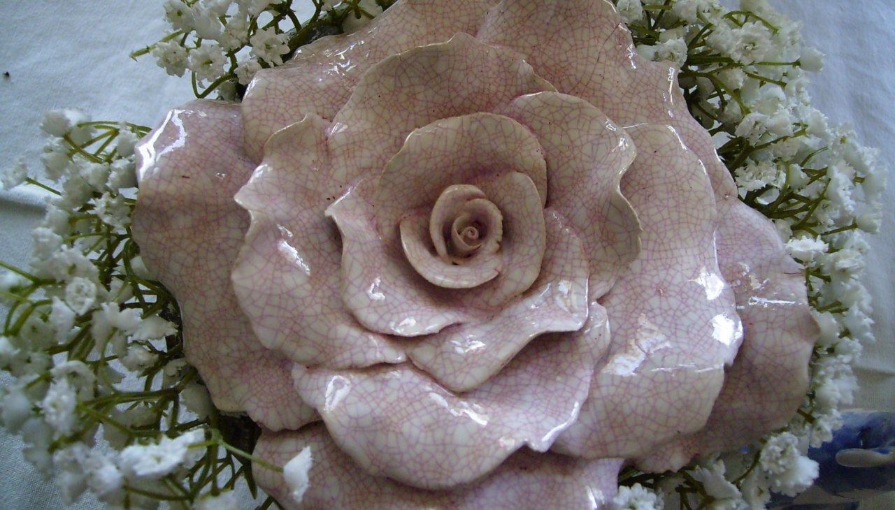 Glasierte Keramikrose, &copy; Rosentau-Keramik/Rehfeld