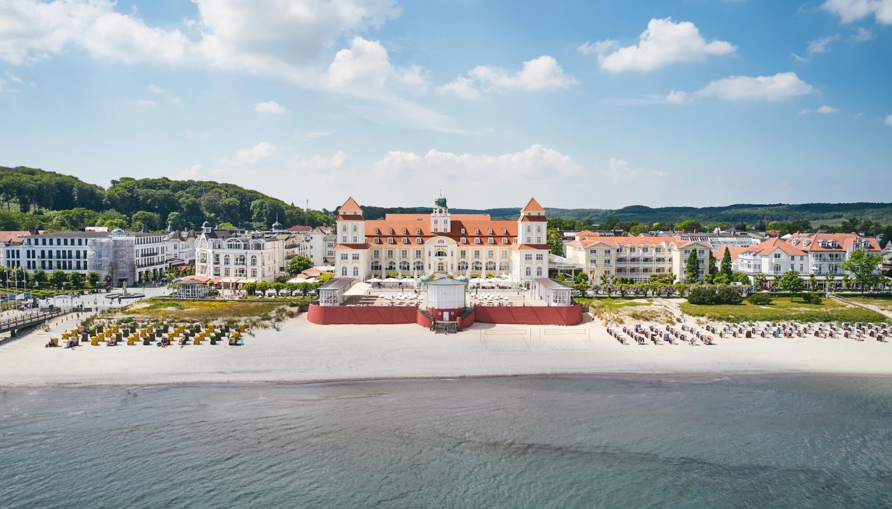 hotel-strand-himmel-meer-ostsee-drohnenbild-kurhaus-binz, © Arne Nagel hotel-strand-himmel-meer-ostsee-drohnenbild-kurhaus-binz, © Arne Nagel