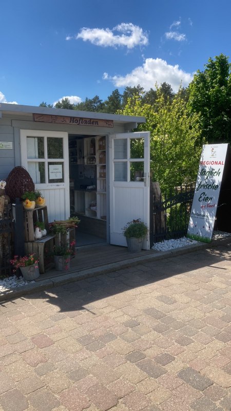Der Hofladen des Eierbaron in Freest mit vielen Produkten, hat 24/7 ge&ouml;ffnet. // &copy; Henry Sch&ouml;nrock