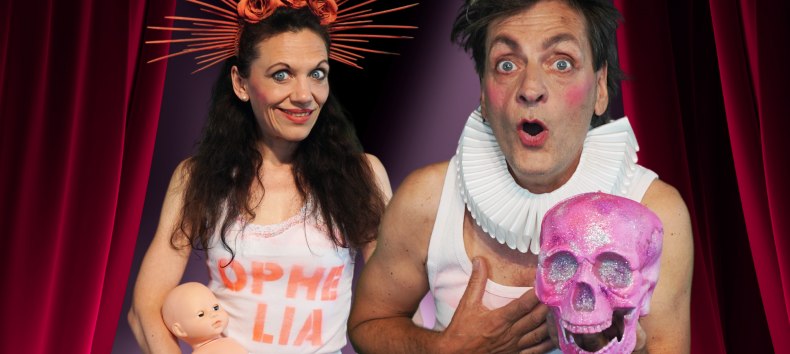 Die Schauspieler blicken in die Kamera und halten einen pinken Totenschädel. // © Theater Phoebus Die Schauspieler blicken in die Kamera und halten einen pinken Totenschädel. // © Theater Phoebus