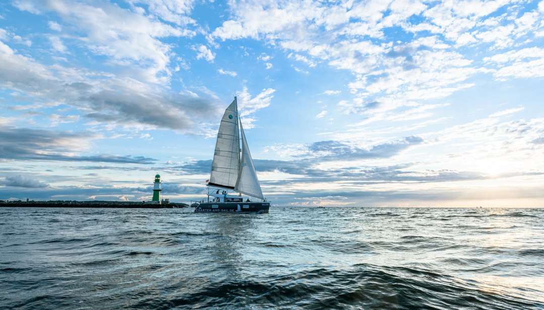 Segelt&ouml;rn bei Sonnenuntergang auf der Warnow in Warnem&uuml;nde // &copy; MV-T/Werk3