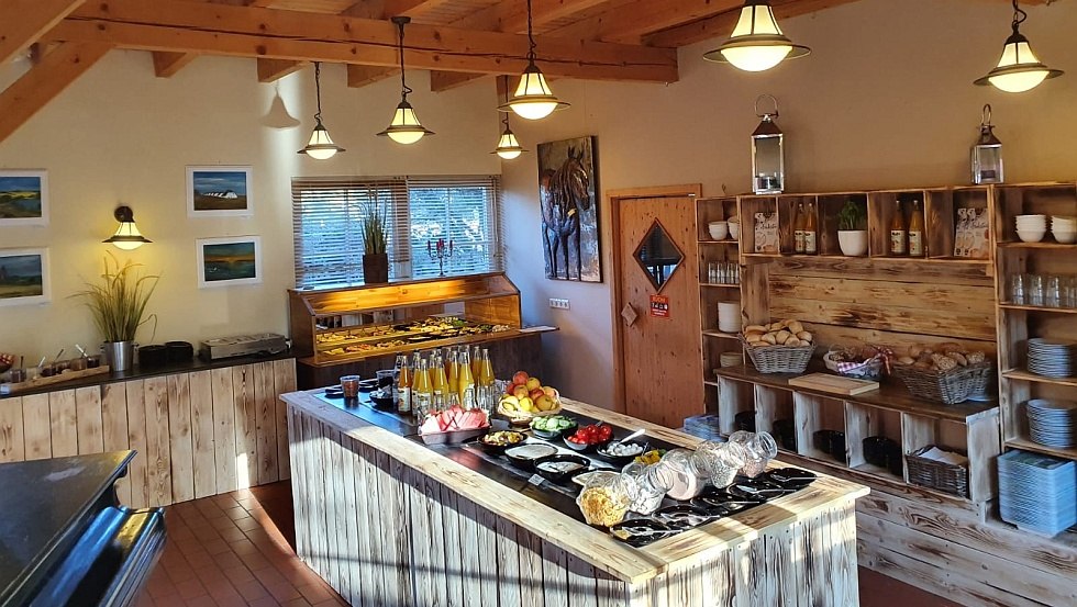 In het Hof-Café wordt dagelijks een uitgebreid ontbijtbuffet geserveerd., © Alte Pommernkate GmbH In het Hof-Café wordt dagelijks een uitgebreid ontbijtbuffet geserveerd., © Alte Pommernkate GmbH