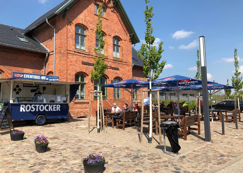 Das alte Bahnhofsgeb&auml;ude &uuml;berzeugt mit seinem Charme., &copy; LOK - Die Pension - Das Restaurant