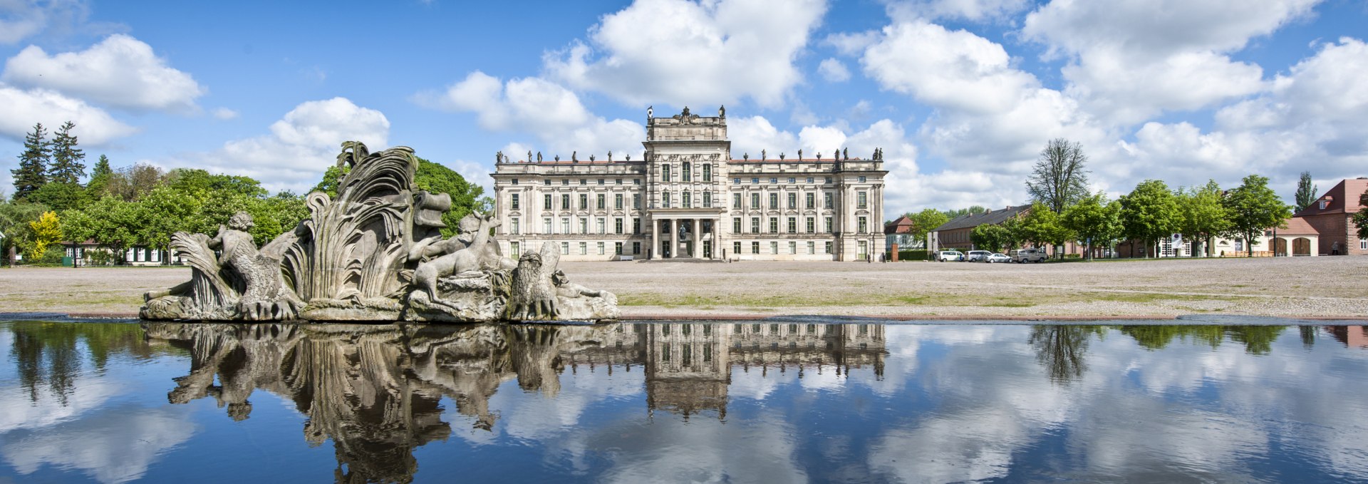 Schloss Ludwigslust mit Spiegelung im Karauschenteich, © SSGK MV / Jörn Lehmann