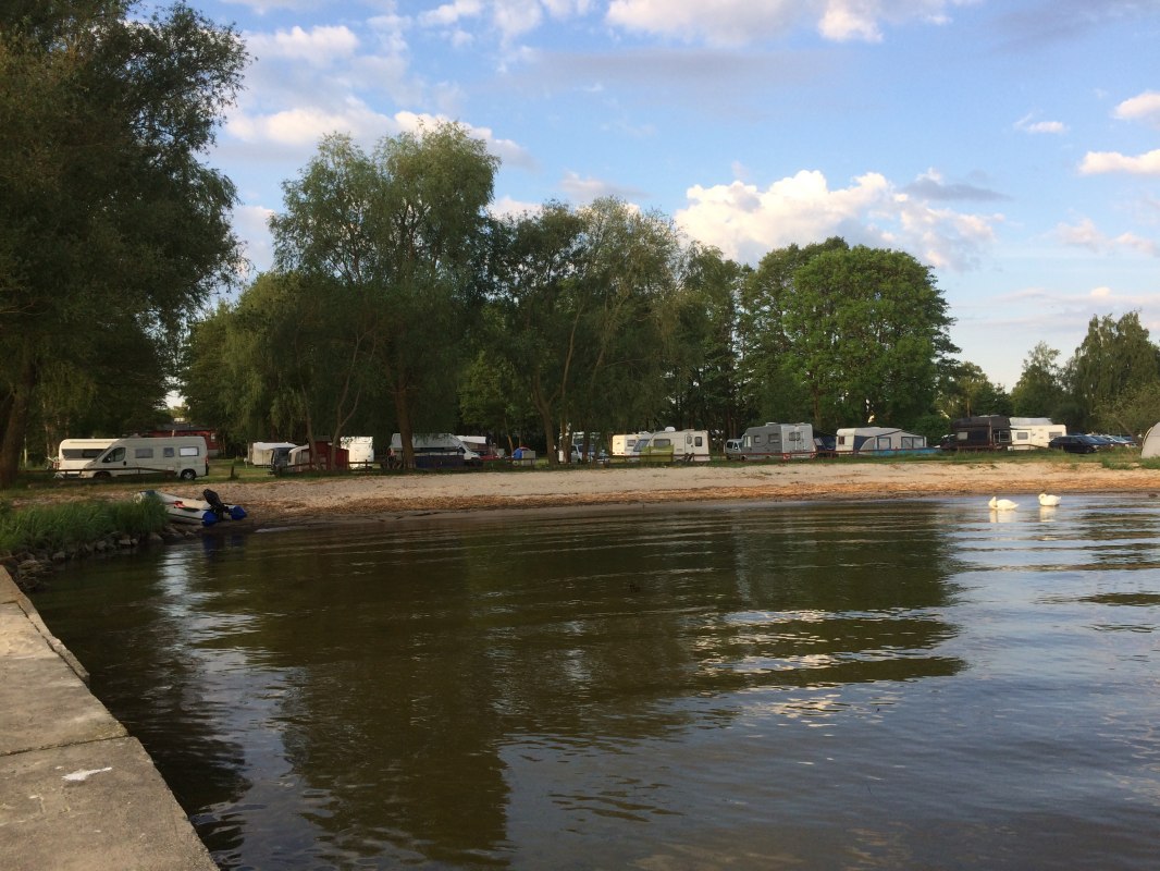 Van de camper naar het strand aan de Lagune van Szczecin via de kortste route. // &copy; Ferienpark Ueckerm&uuml;nde-Bellin GmbH