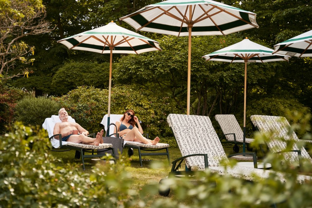 Die Sonnenliegen im hauseigenen Park des A-ROSA Strandidyll Heringsdorf, © DSR Hotel Holding