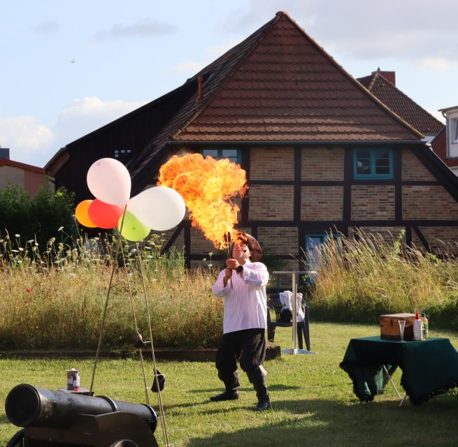 Feuerk&uuml;nstler K&auml;pt'n Heinrich Tarnewitz in Aktion // &copy; Sabine St&ouml;ckmann