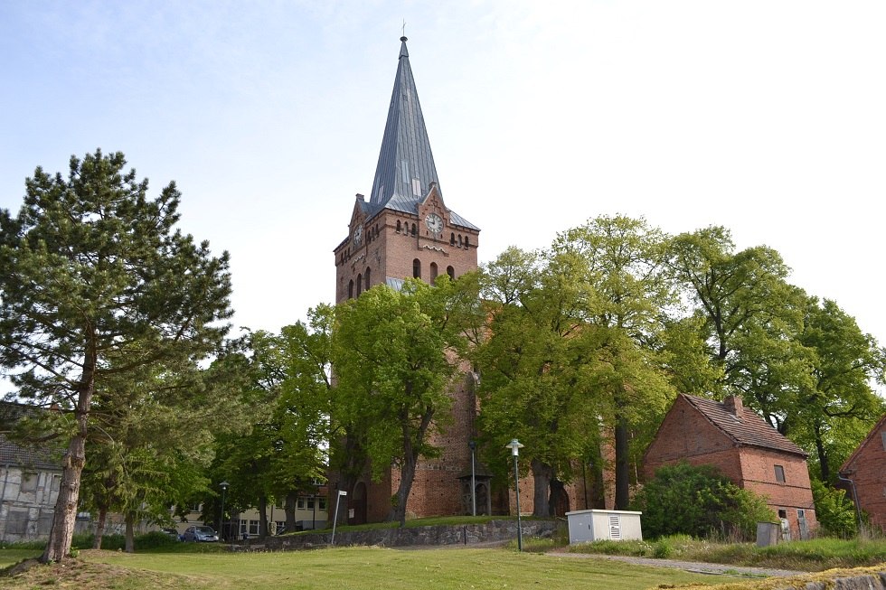 Die Kirche aus der Sicht der alten Stadtgrenze mit alter Schule aus s&uuml;dwestlicher Richtung. // &copy; Lutz Werner