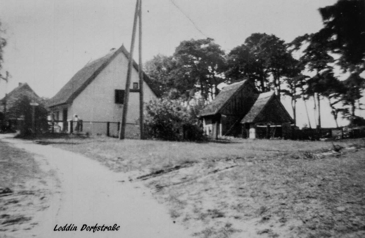 Wanderung durch die Geschichte Loddins mit Herrn Altmann, &copy; Loddin_Dorfstra&szlig;e.jpg