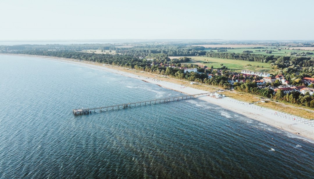 Feiner Sandstrand bis zum Horizont, das gr&uuml;n-blau-gelbe Binnenland und die Seebr&uuml;cke z&auml;hlen zu den Markenzeichen des Ostseebads Boltenhagen. , &copy; MV-T/Friedrich