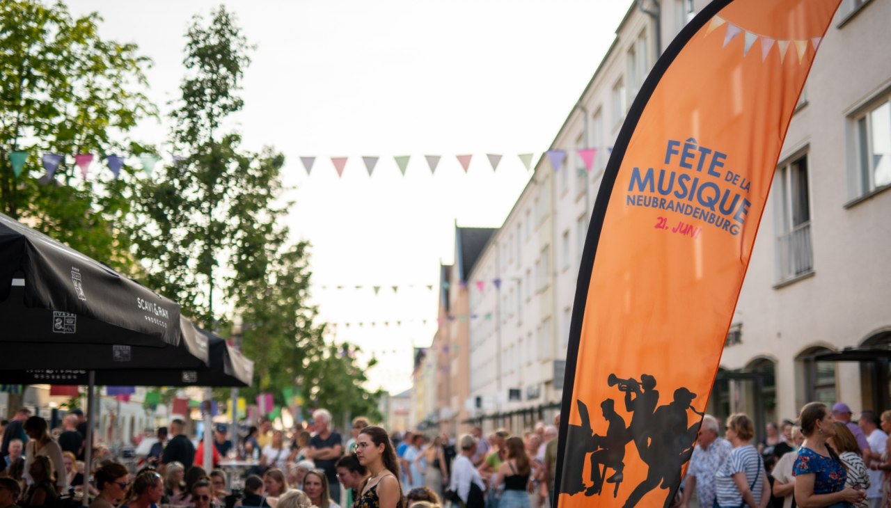 Fröhliches Beisammensein auf der Turmstraße während der Fête de la Musique., © Jessica Schuck Fröhliches Beisammensein auf der Turmstraße während der Fête de la Musique., © Jessica Schuck