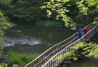 Trockenen Fußes gelangt man über eine Holzbrücke auf die andere Uferseite. // © MV-T/outdoor-visions.com Trockenen Fußes gelangt man über eine Holzbrücke auf die andere Uferseite. // © MV-T/outdoor-visions.com