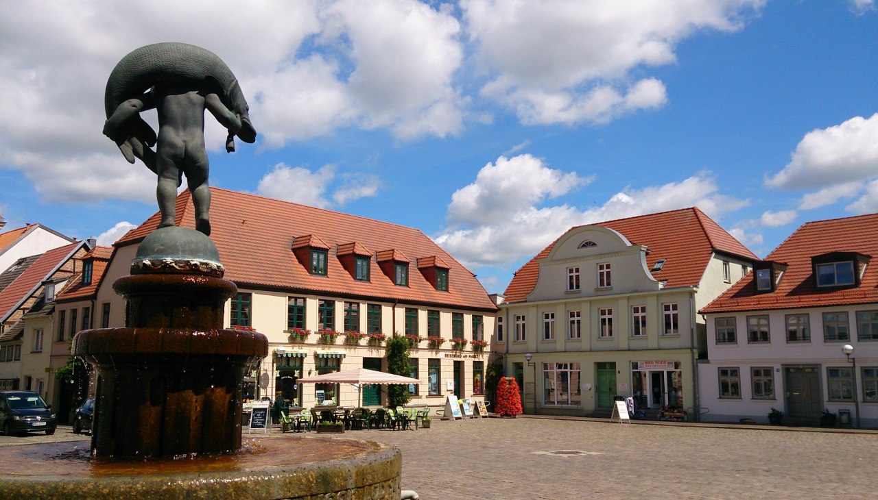 Blick vom Hechtbrunnen auf das Caf&eacute; am Markt, &copy; Jana Koch
