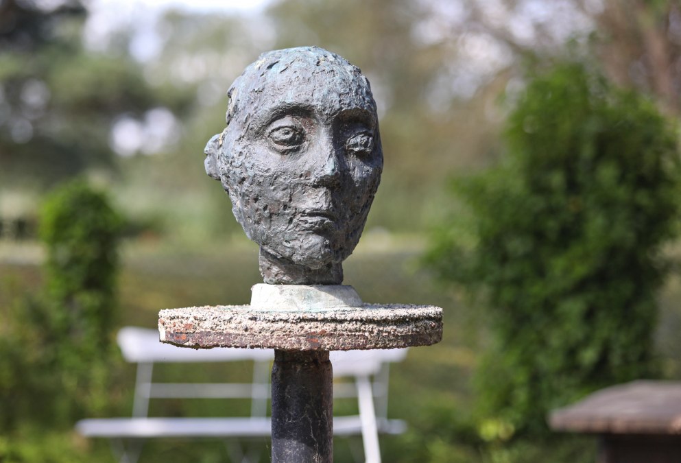 Kunst im Garten des Ateliers Niemeyer-Holstein, © TMV/Nikulski