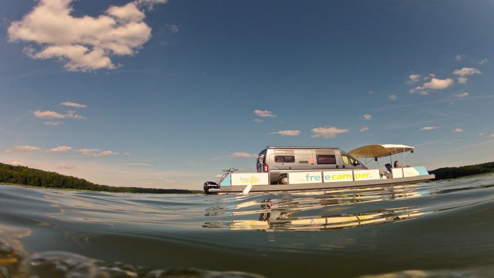 Schwimmender Reisemobil-Stellplatz aus der Froschperspektive // © freecamper Schwimmender Reisemobil-Stellplatz aus der Froschperspektive // © freecamper
