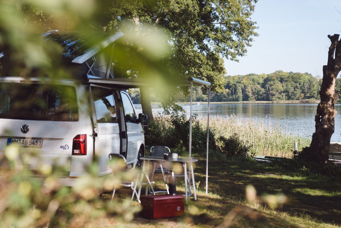Mit Bulli fast direkt an den See fahren und entspannen // &copy; Foto: Oliver Raatz