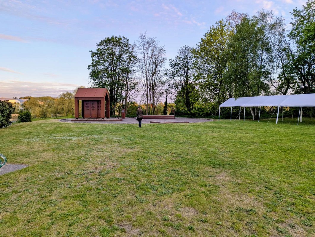 Der historisch bedeutsame Burgplatz zu Crivitz mit der Friedensglocke als Veranstaltungsort Open Air. // &copy; Steffen B&ouml;hme