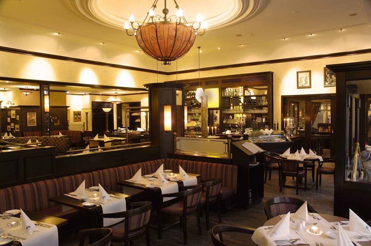 De brasserie in Franse stijl wordt gekenmerkt door de grote kroonluchter! // &copy; Loev Hotel R&uuml;gen
